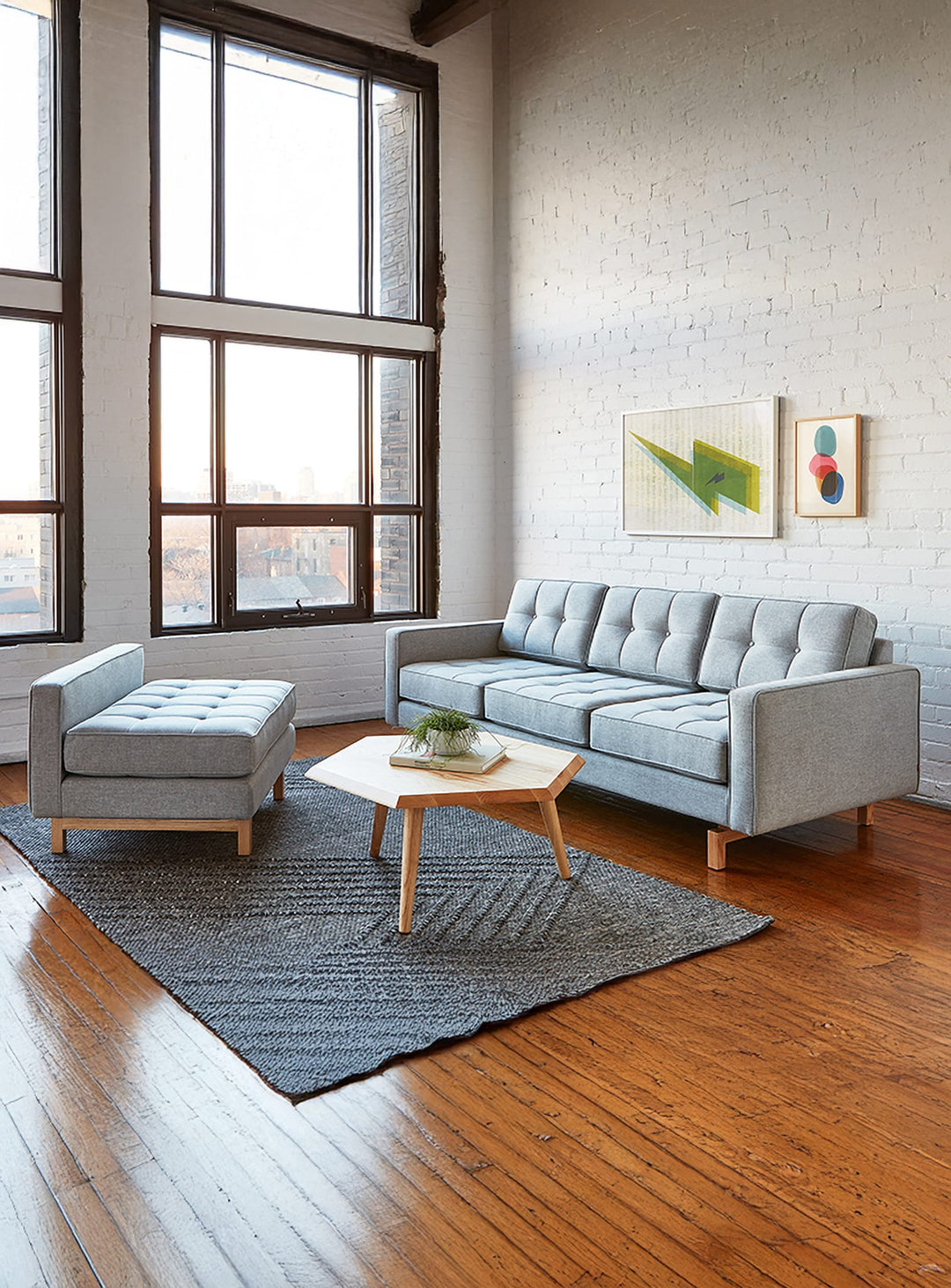 Sofa bi-sectionnel Gus* Modern Jane Loft 2, mid-century revisité et modulable. bayview silver