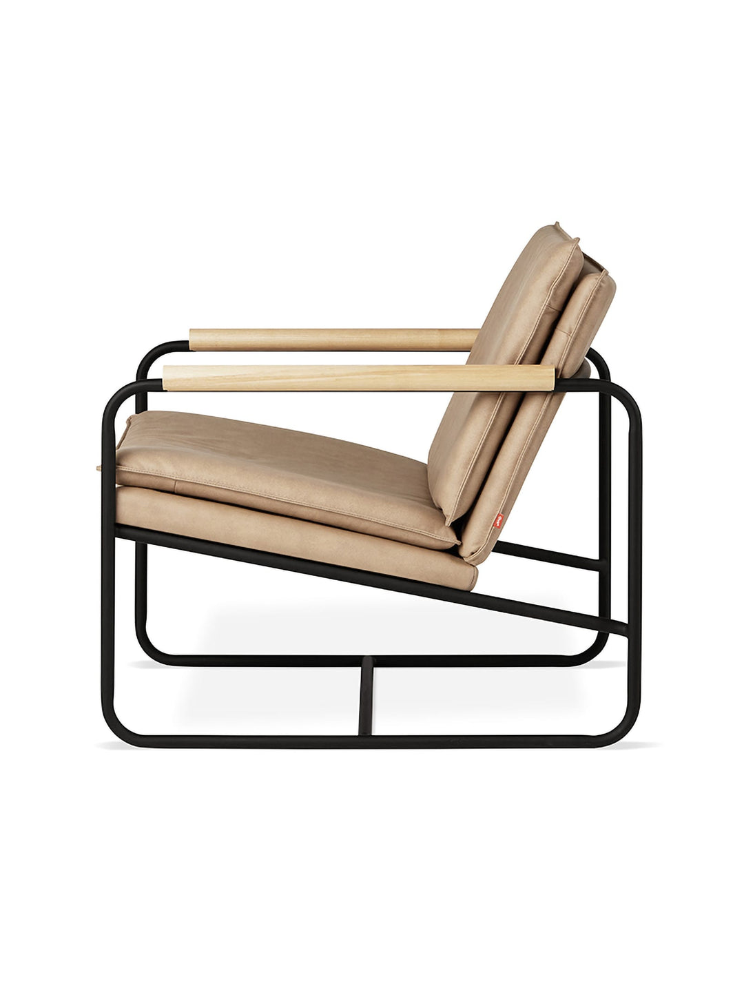 Fauteuil Kelso de Gus* Modern, esthétique moderne et chaleur du bois. Lariat Savannah