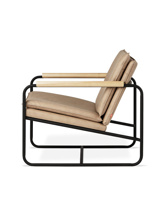 Fauteuil Kelso de Gus* Modern, esthétique moderne et chaleur du bois. Lariat Savannah