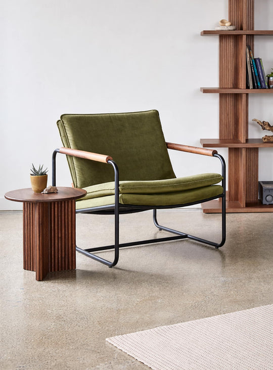 Fauteuil Kelso de Gus* Modern : fauteuil moderne, structure acier et accoudoirs bois. Cassella Grove