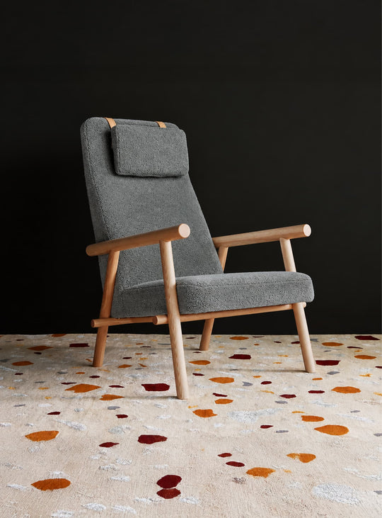 Labrador de Gus* Modern est un fauteuil qui évoque le calme et la légèreté, avec des éléments réduits à leurs formes essentielles. auckland bluff