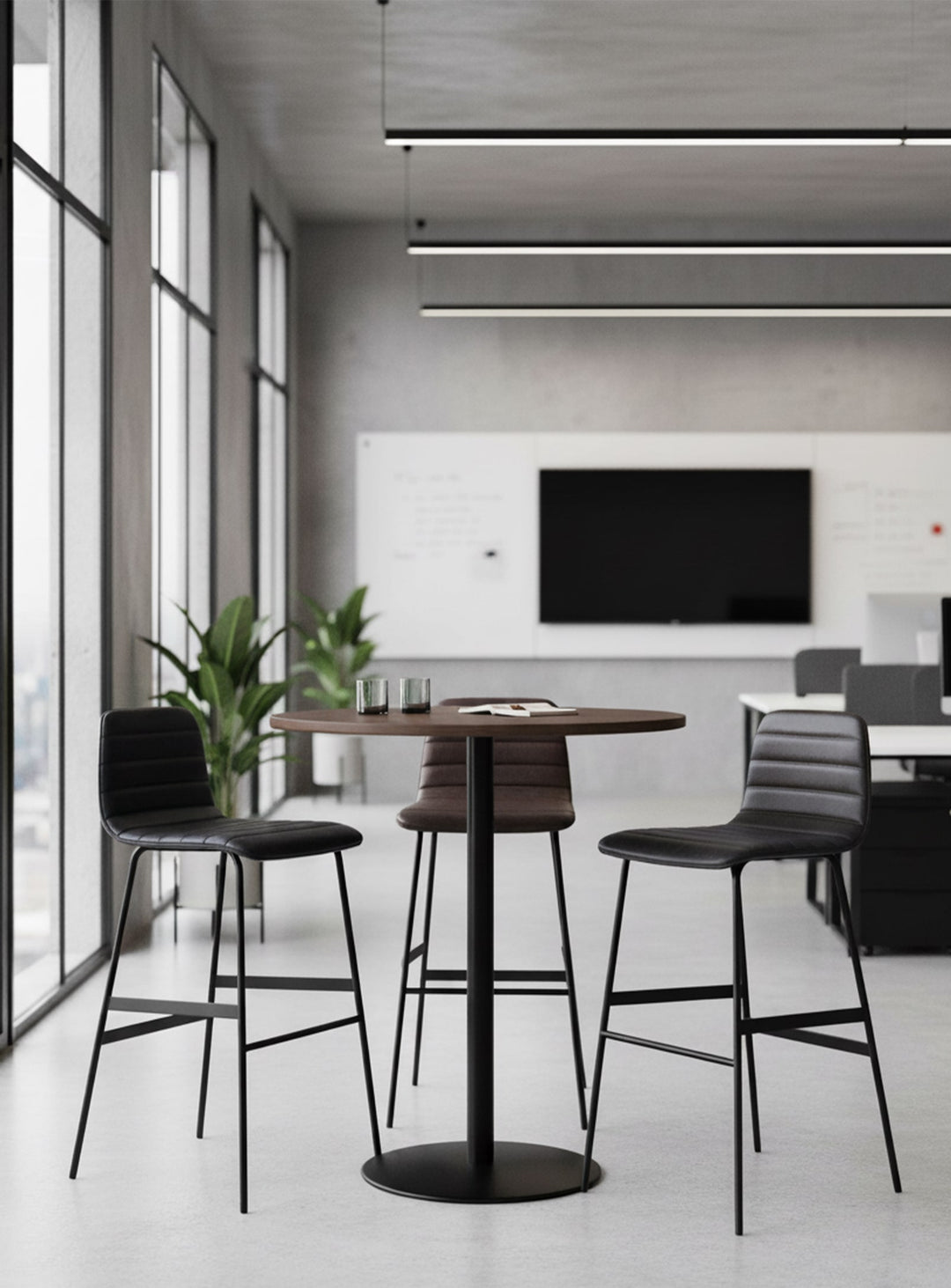 Tabouret de bar Lecture de Gus* Modern, ergonomie simple et style affirmé. Cuir noir