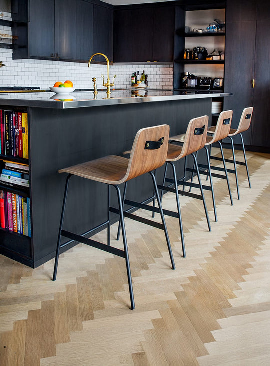 Tabouret de comptoir Lecture de Gus* Modern, design scolaire revisité avec élégance. noyer