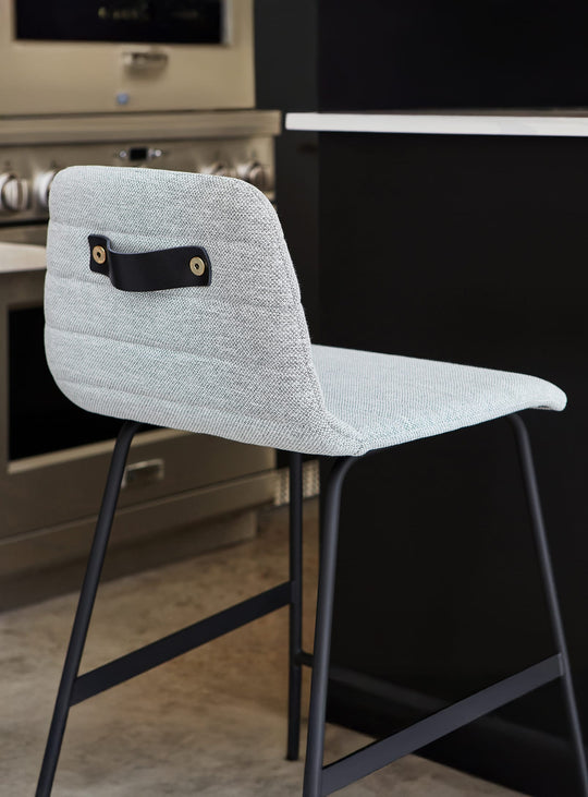 Tabouret de comptoir Lecture Gus* Modern, un siège contemporain pour embellir votre espace. pixel shale