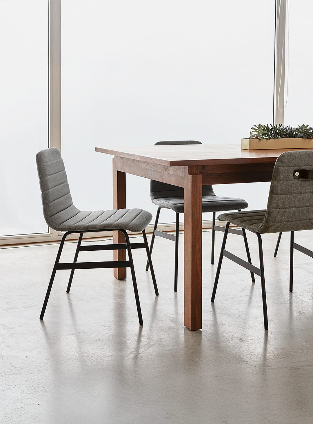 Chaise Lecture de Gus* Modern, poignée arrière pratique et stylée.