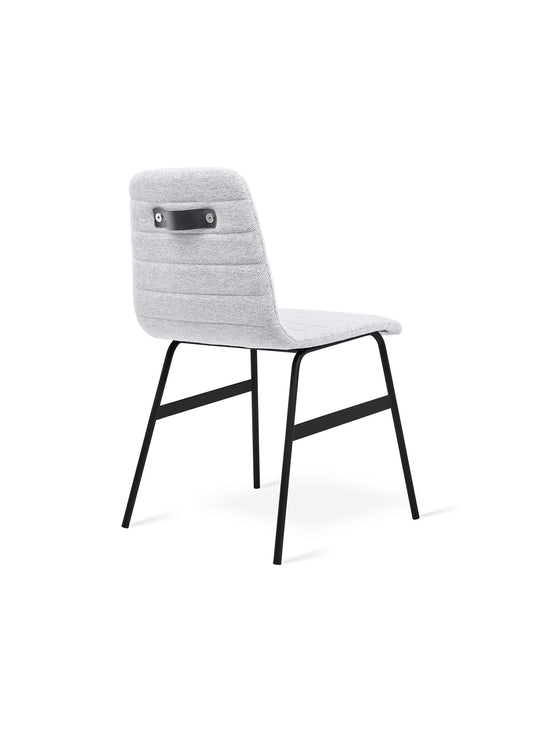 Chaise rembourrée Lecture Gus* Modern, parfaite pour espaces modernes. Pixel Shale