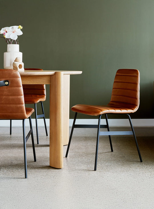 Chaise Lecture de Gus* Modern, design scolaire réinventé en cuir ou tissu. cuir brun