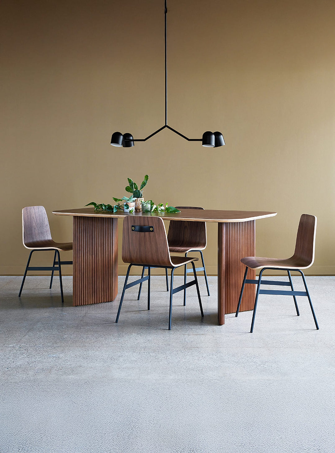 Chaise à dîner Lecture de Gus* Modern, poignée arrière pratique et élégante. noyer