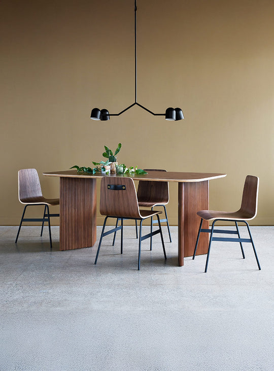 Chaise à dîner Lecture de Gus* Modern, poignée arrière pratique et élégante. noyer