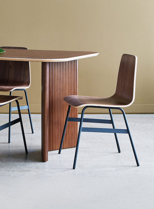 Chaise à dîner Lecture de Gus* Modern, design scolaire modernisé en contreplaqué. noyer