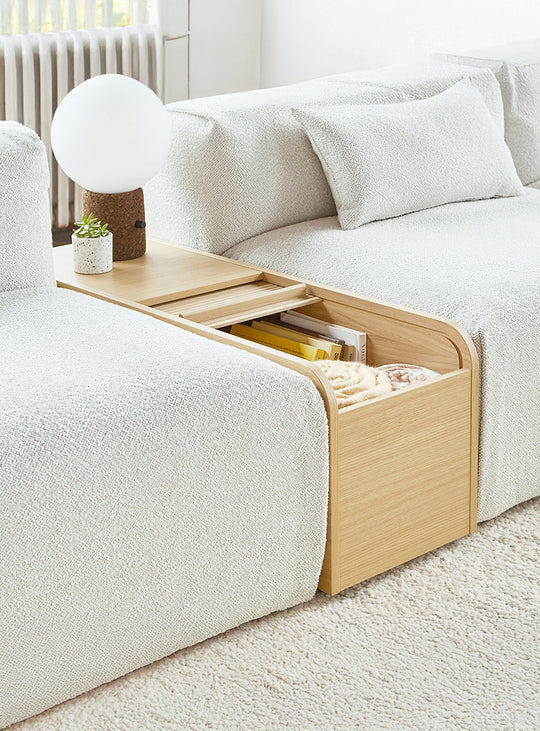 Ledger de Gus* Modern : une table d’appoint avec rangement intégré et plateau tambour coulissant sans quincaillerie visible.
