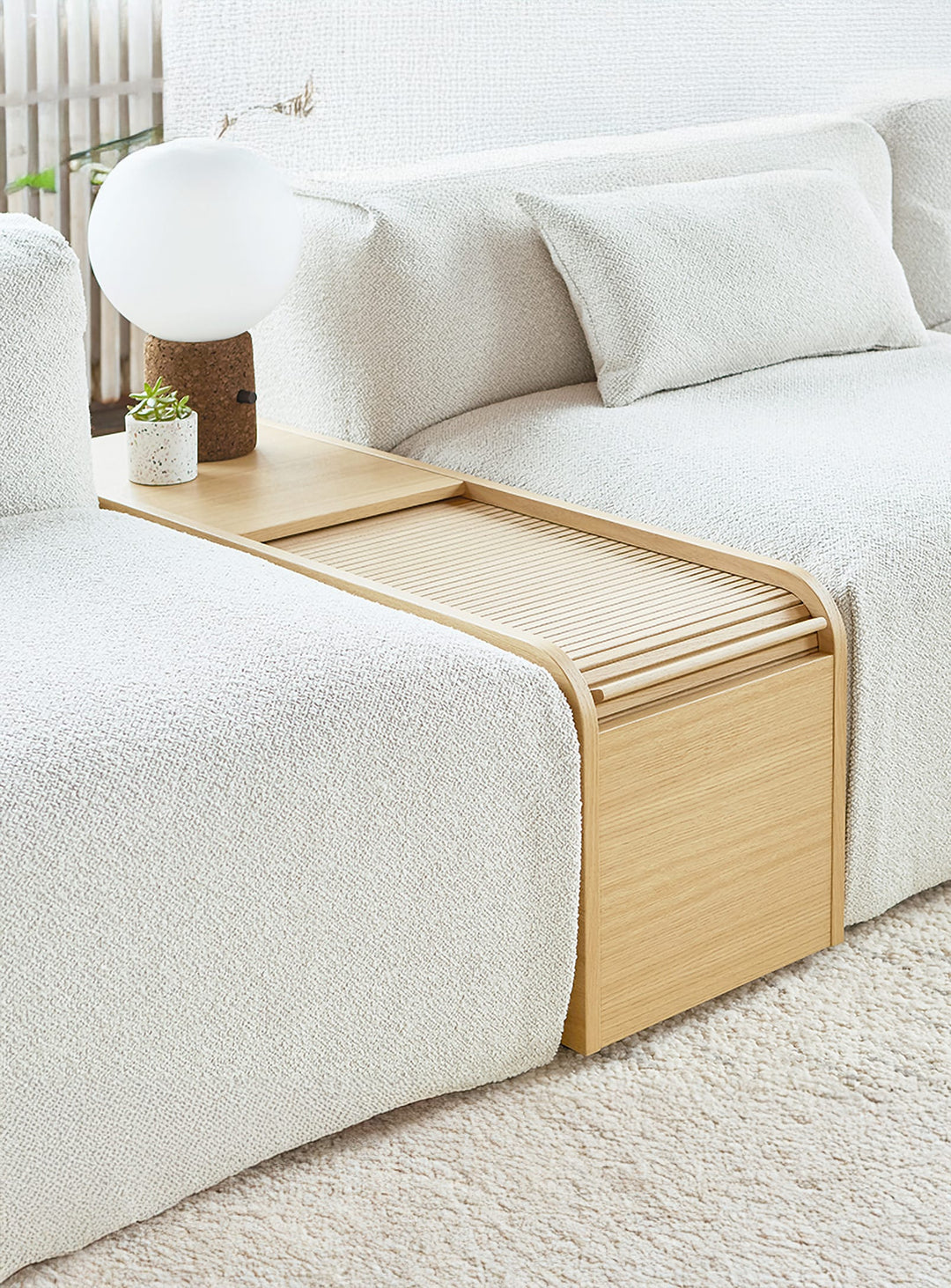 Compacte et raffinée, la table d'appoint Ledger de Gus* Modern offre un espace de rangement discret et pratique.