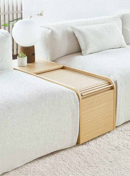 Compacte et raffinée, la table d'appoint Ledger de Gus* Modern offre un espace de rangement discret et pratique.