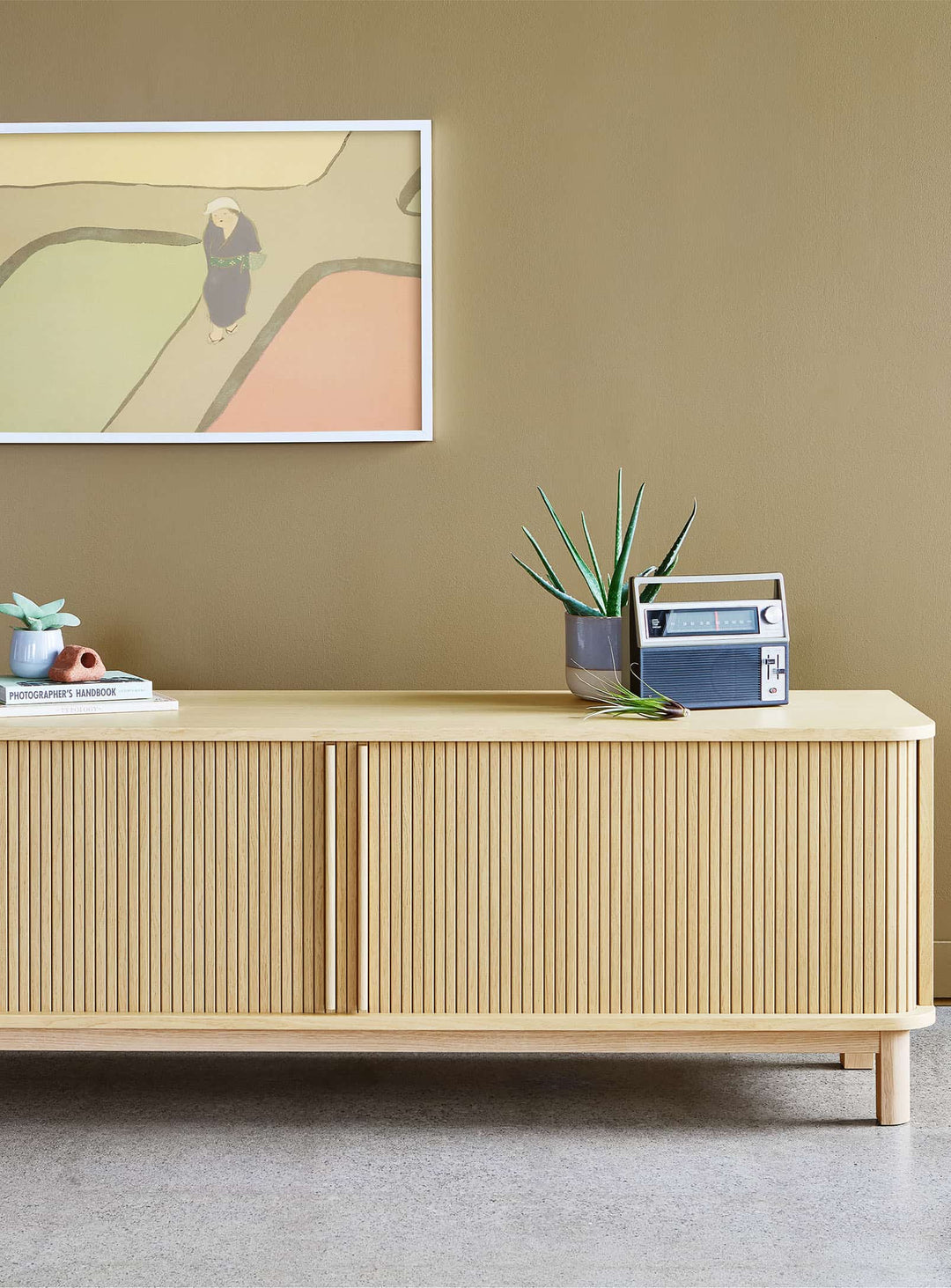 Le buffet Ledger de Gus* Modern, une pièce sculpturale et respectueuse de l’environnement.