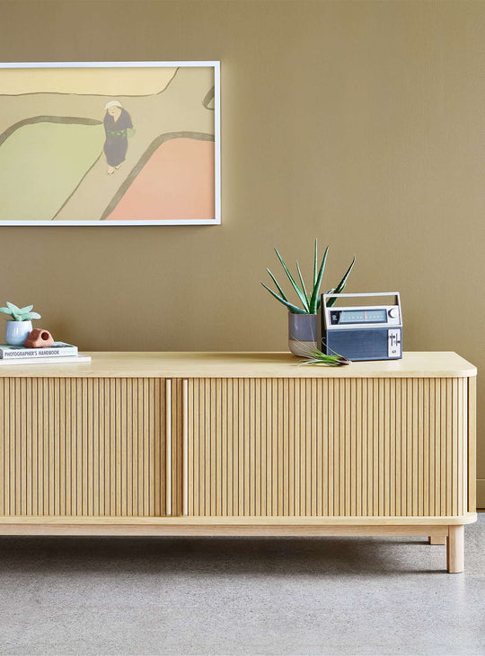 Le buffet Ledger de Gus* Modern, une pièce sculpturale et respectueuse de l’environnement.