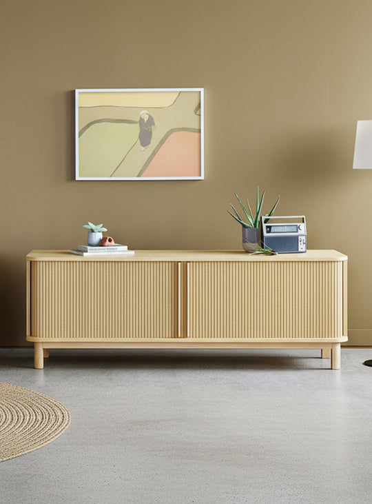 Buffet Ledger de Gus* Modern : design épuré, bois FSC® et élégance intemporelle.