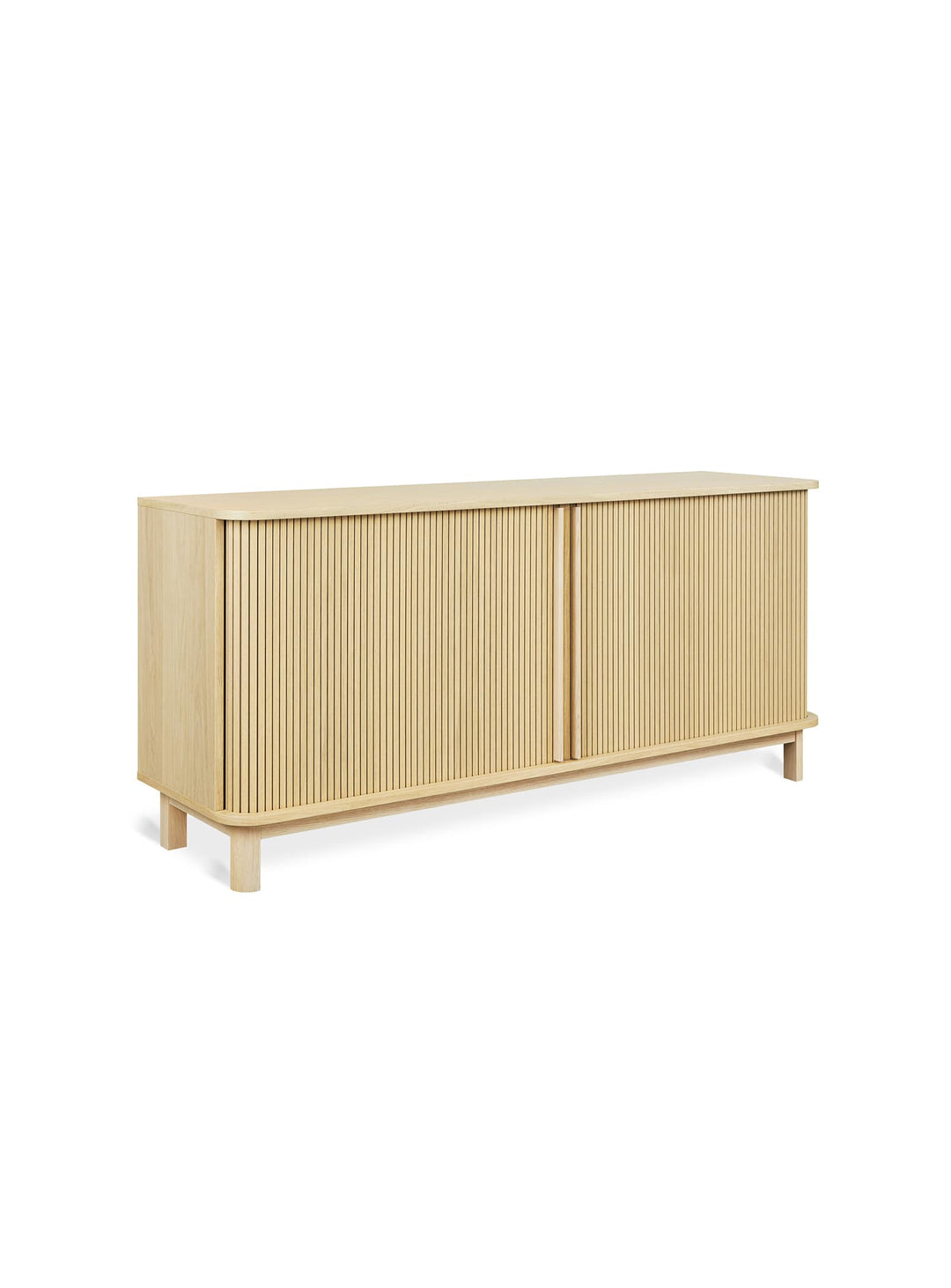 Buffet haut Ledger signé Gus* Modern : portes tambour et élégance naturelle.