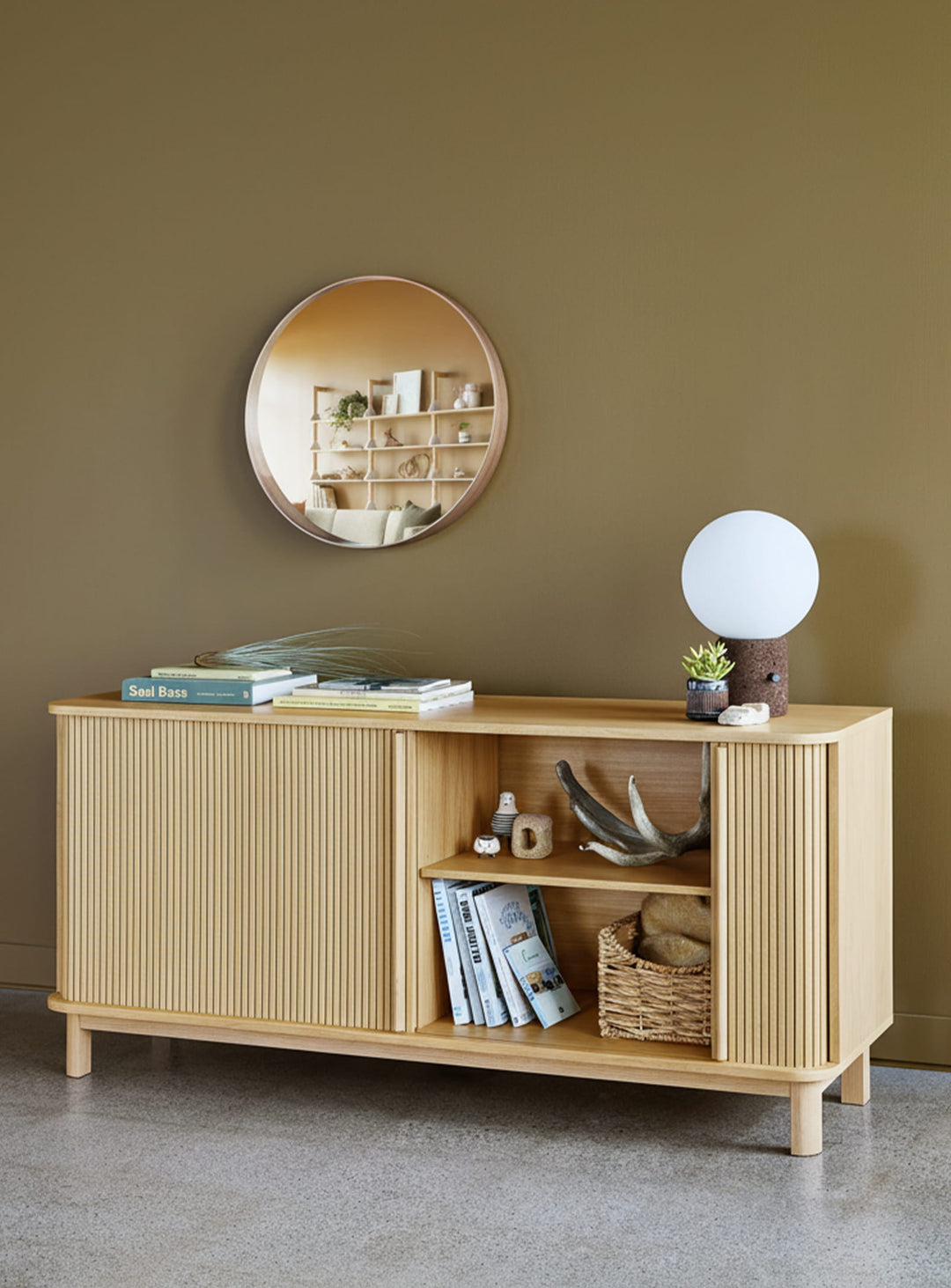 Buffet haut Ledger de Gus* Modern : design épuré, bois FSC® et rangement élégant.