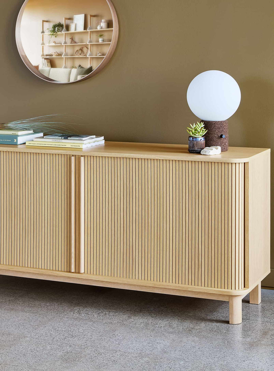Buffet Ledger Gus* Modern, rangement chic avec portes rétractables sans quincaillerie.