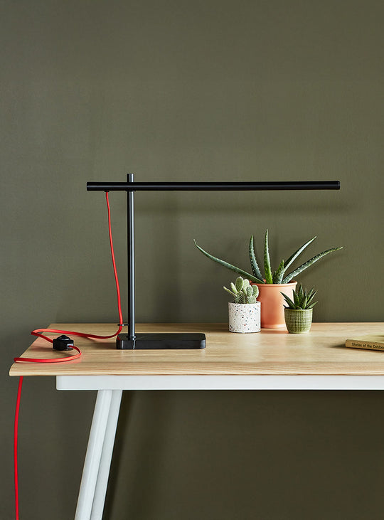 Lampe de table Lewis Gus* Modern, lignes nettes et style graphique maîtrisé. noir