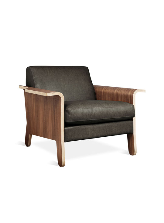 Fauteuil club Lodge Gus* Modern : confort, style et chaleur du noyer. Cuir vegan licorice.