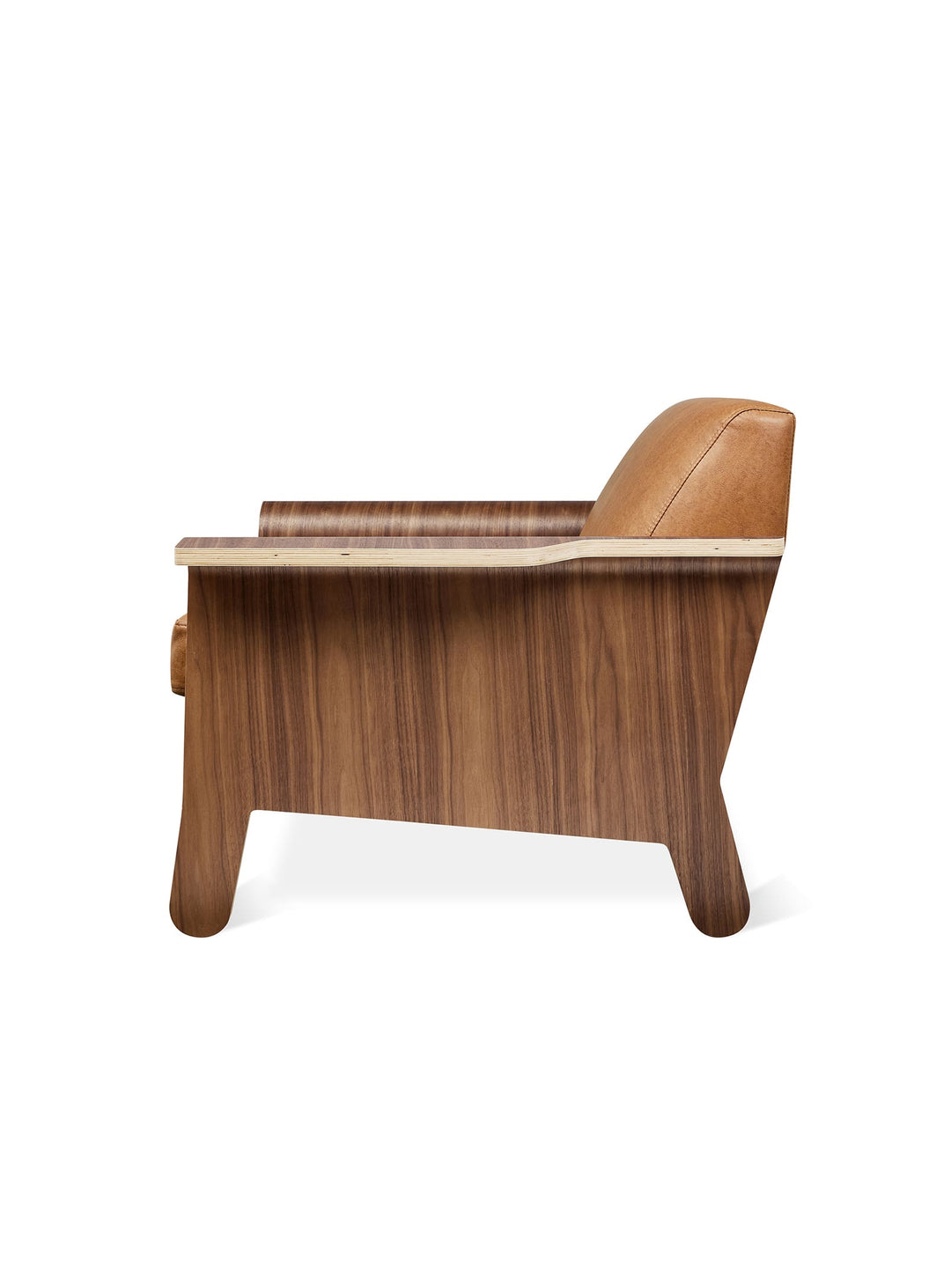 Fauteuil Gus* Modern Lodge : lignes épurées et confort intemporel. Cuir vegan Cognac.