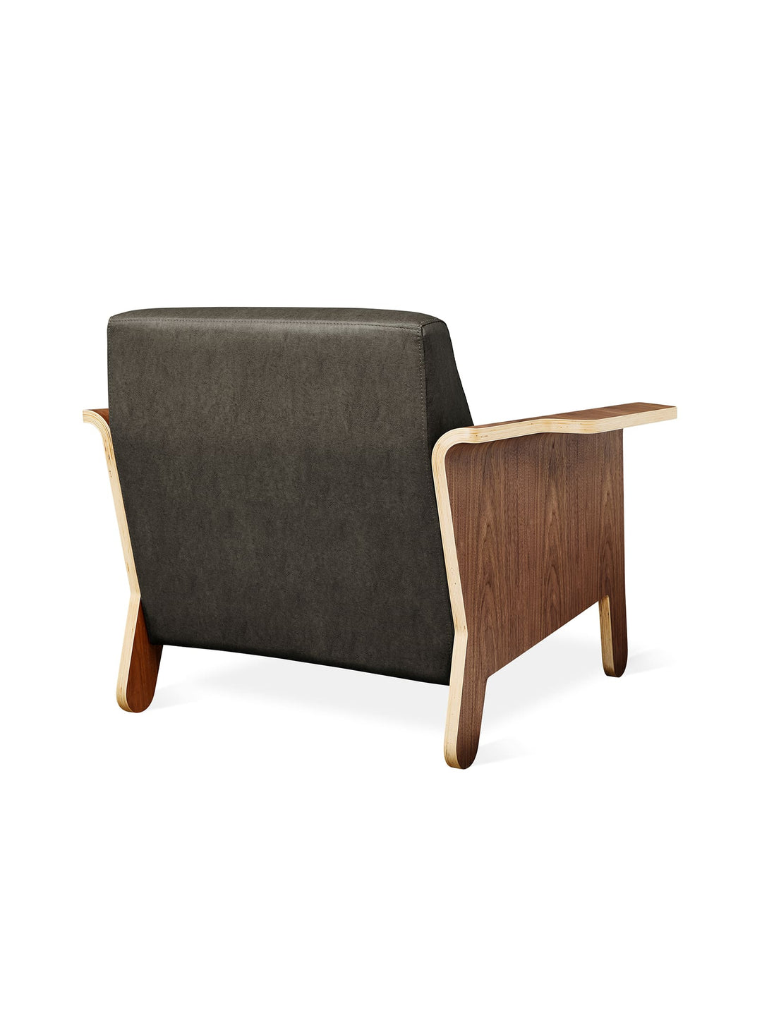 Fauteuil Lodge de Gus* Modern : design Mid-Century et touche naturelle. Cuir vegan Licorice.