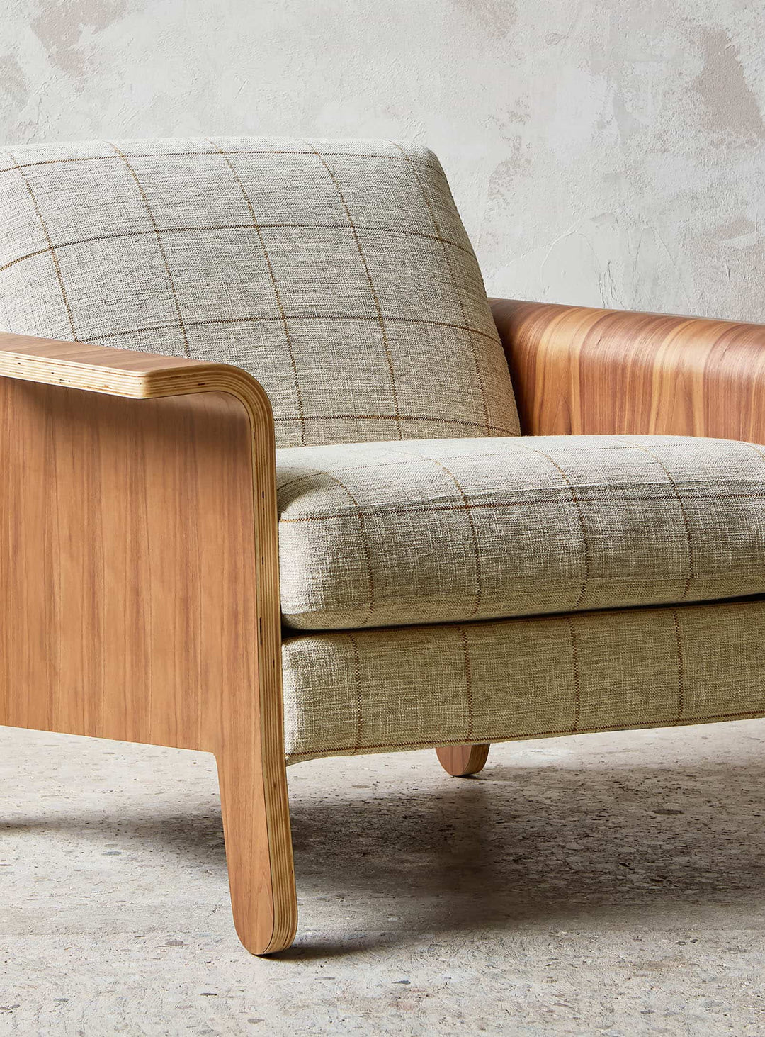 Fauteuil Gus* Modern Lodge : design soigné, bois noyer et tissu élégant. Lattice copper.