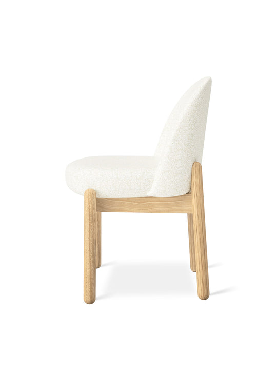 Chaise Malloy de Gus* Modern : chaise salle à manger, confort moelleux et bois massif. lundy vista
