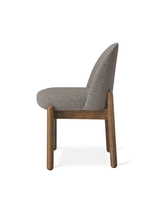 Chaise Malloy de Gus* Modern : chaise design Mid-Century, confort et élégance. lundy truffle
