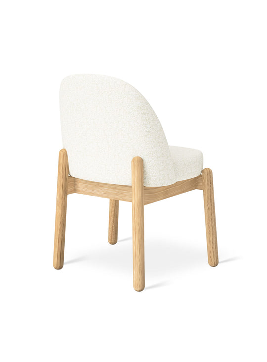 Chaise Malloy de Gus* Modern : chaise design, dossier enveloppant et confort durable. lundy vista