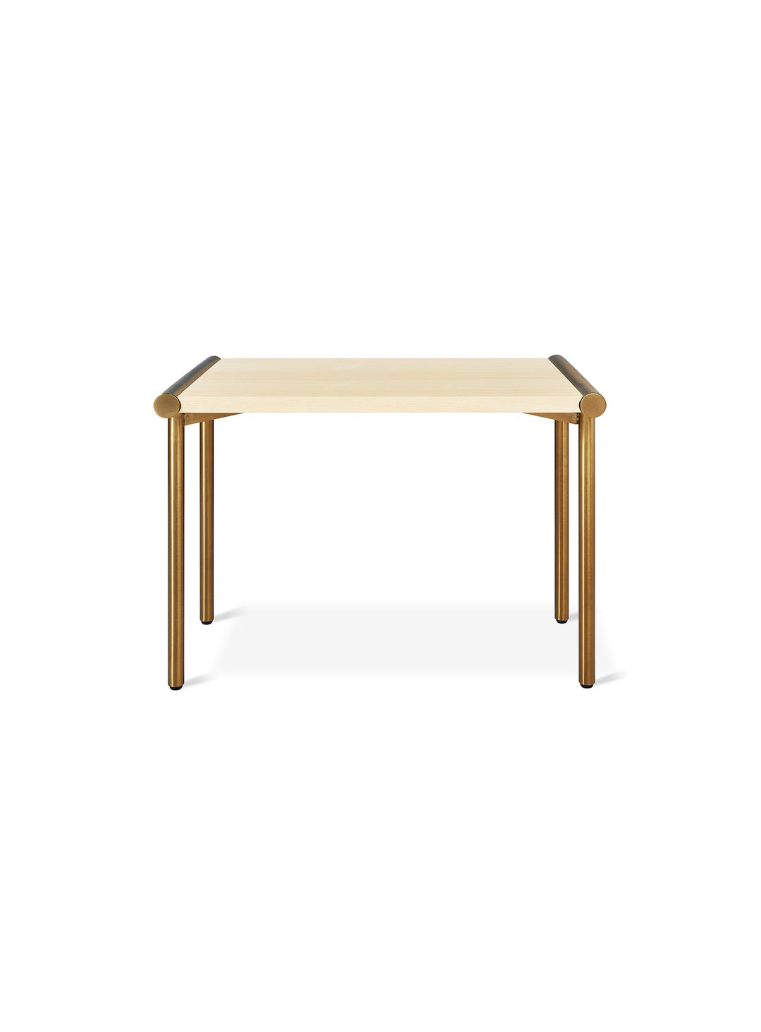 La table d’appoint Manifold de Gus* Modern s’intègre parfaitement aux intérieurs modernes. frene et laiton