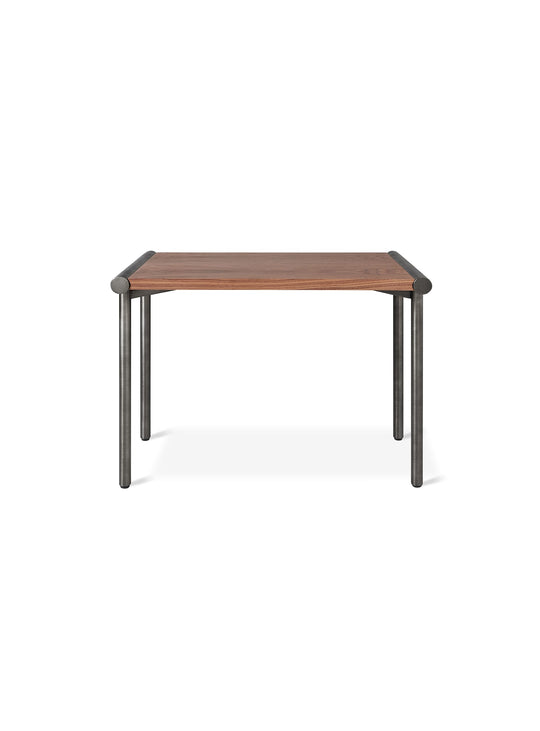 La table d’appoint Manifold de Gus* Modern combine fonctionnalité et beauté industrielle. noyer et étain