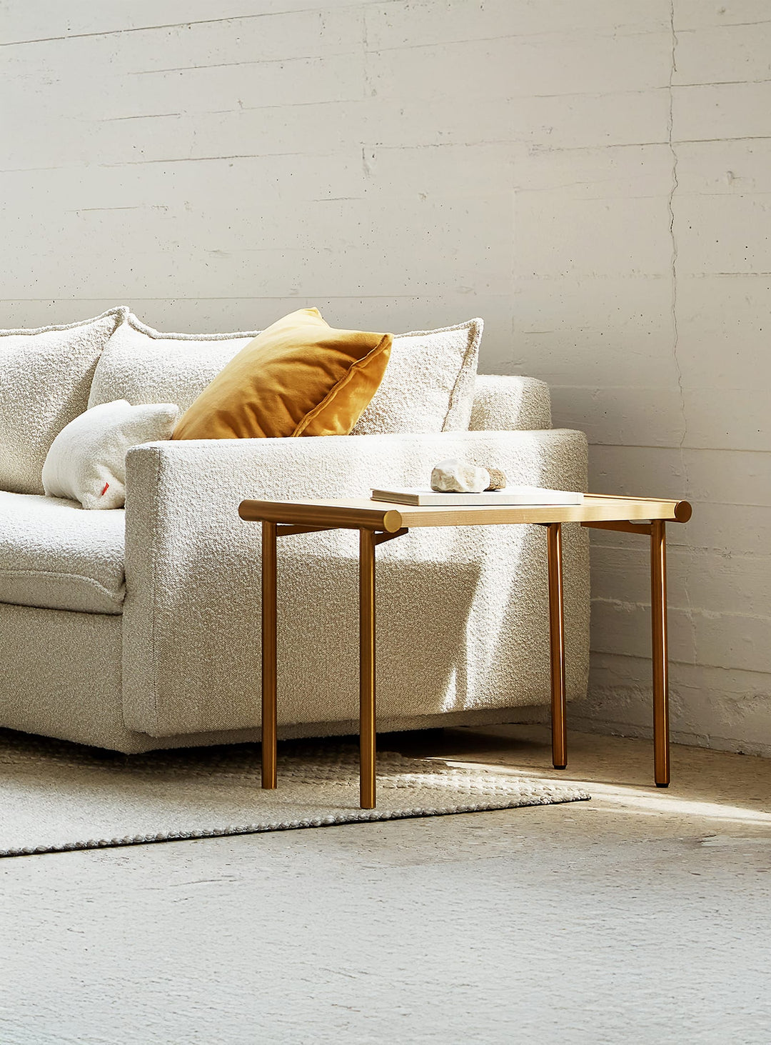 La table d’appoint Manifold de Gus* Modern revisite le style industriel avec élégance. frene et laiton