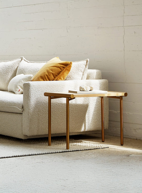 La table d’appoint Manifold de Gus* Modern revisite le style industriel avec élégance. frene et laiton