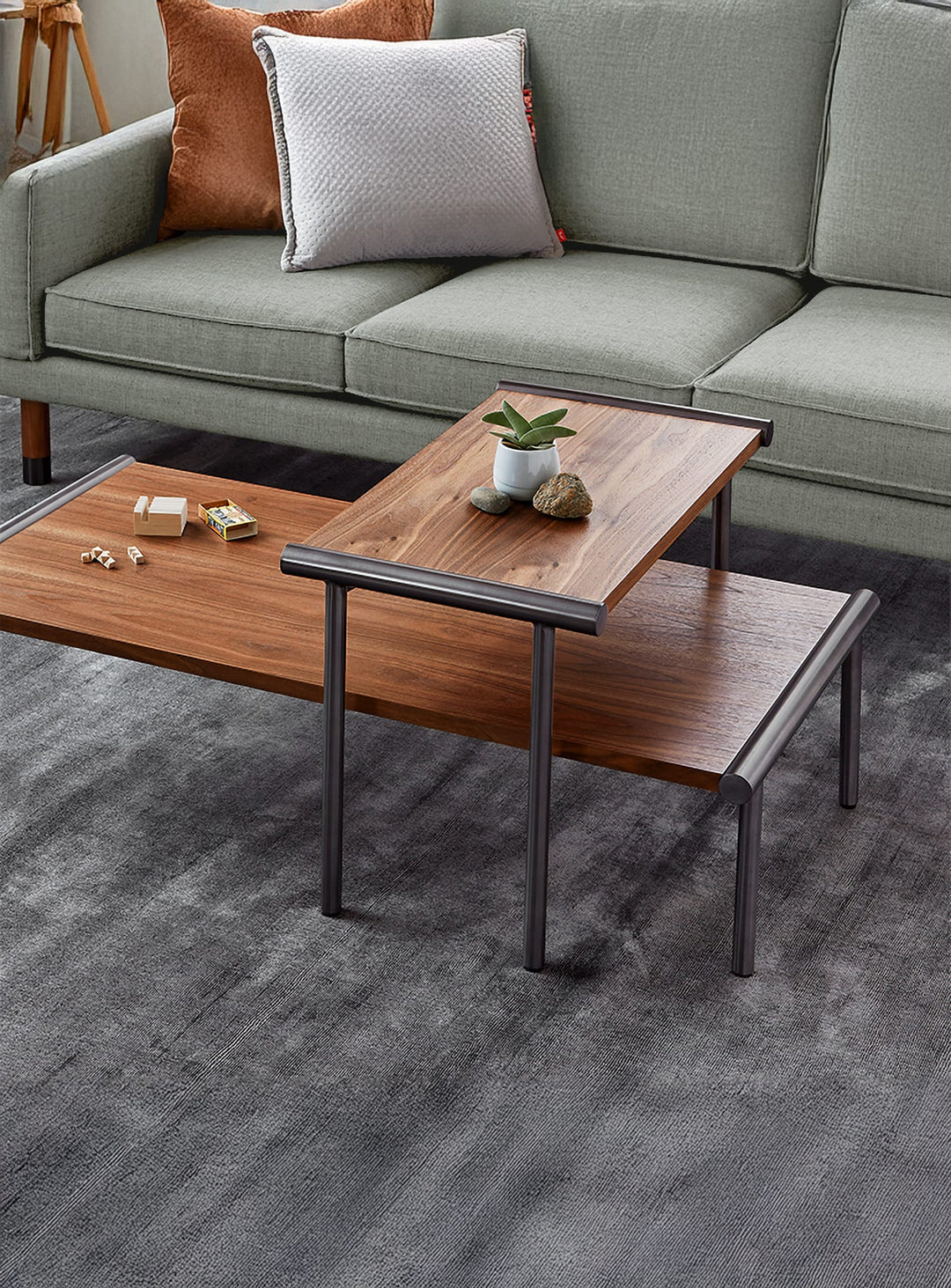 La table d’appoint Manifold de Gus* Modern s’emboîte avec d’autres tables pour plus d’harmonie. noyer et étain