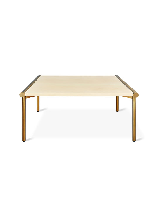 Table à café carré Manifold signée Gus* Modern, parfaite pour un salon minimaliste. frene et laiton