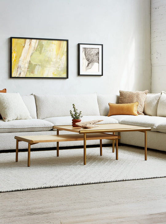 Table à café carré Gus* Modern Manifold, design Bauhaus élégant et fonctionnel. frene et laiton