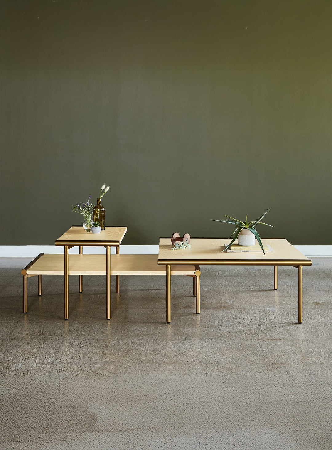 Table à café carré Manifold Gus* Modern, idéale pour un décor moderne et aéré. frene et laiton