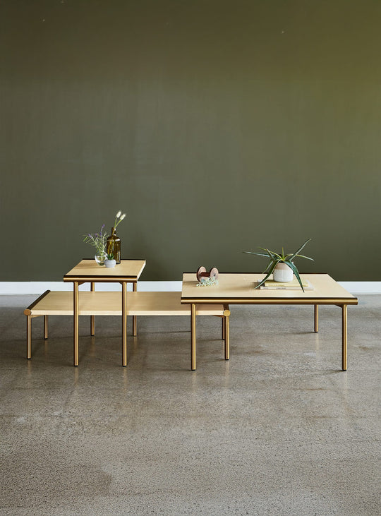 Table à café carré Manifold Gus* Modern, idéale pour un décor moderne et aéré. frene et laiton