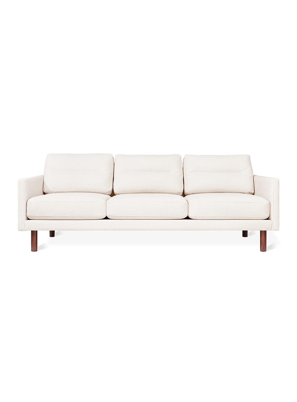 Sofa Miller de Gus* Modern, pieds bois massif et look flottant élégant. merino cream