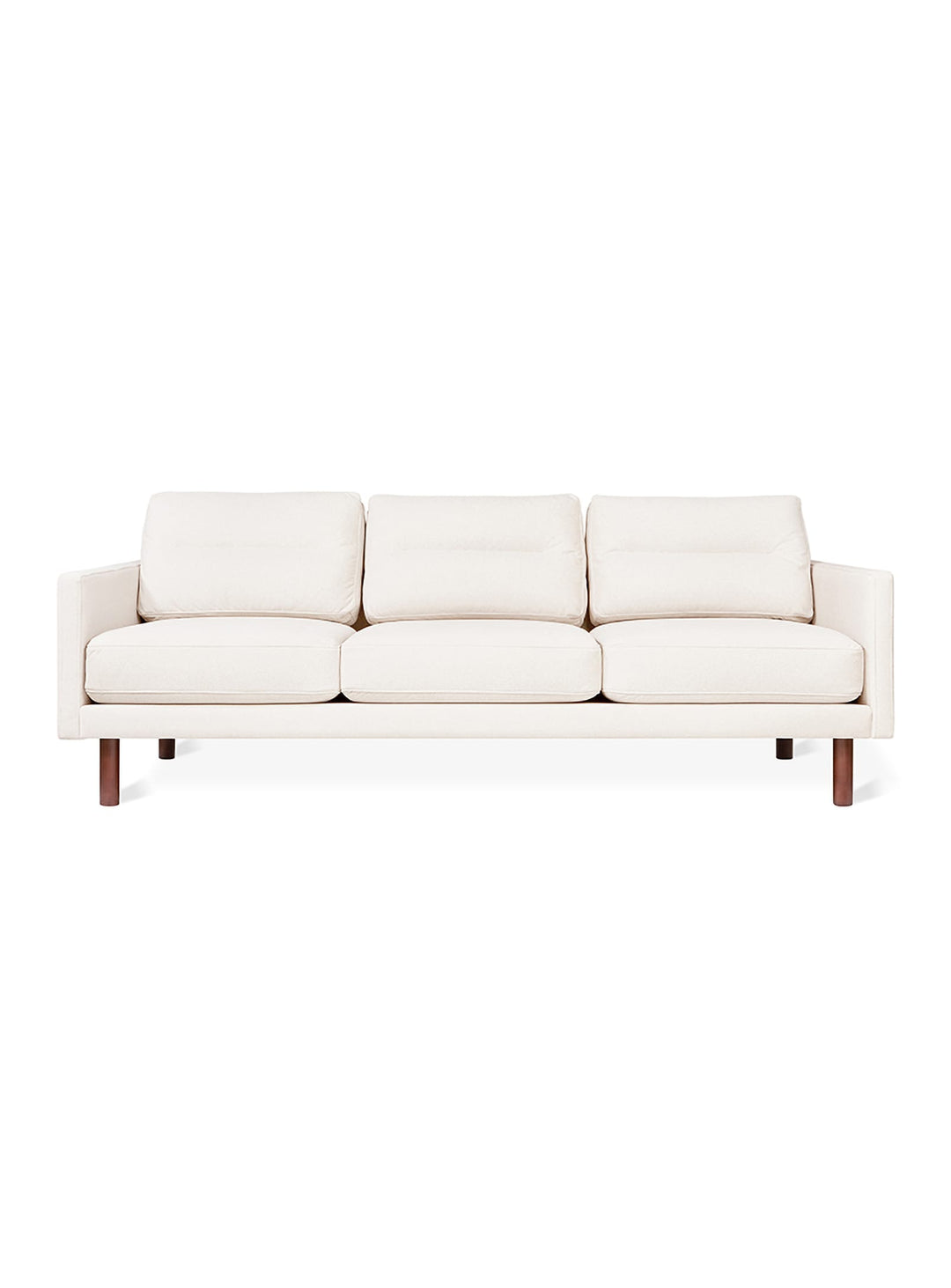 Sofa Miller de Gus* Modern, pieds bois massif et look flottant élégant. merino cream