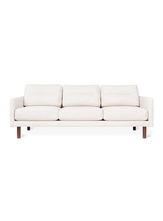 Sofa Miller de Gus* Modern, pieds bois massif et look flottant élégant. merino cream
