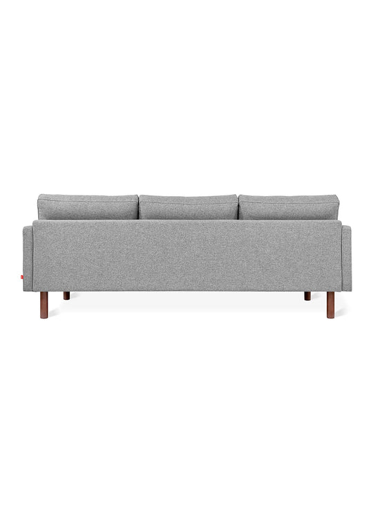 Sofa Miller de Gus* Modern, texture soignée et allure intemporelle. parliament stone