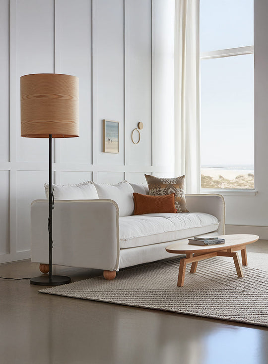 Lampe sur pied Milton Gus* Modern, placage de bois et base en acier noir élégante.