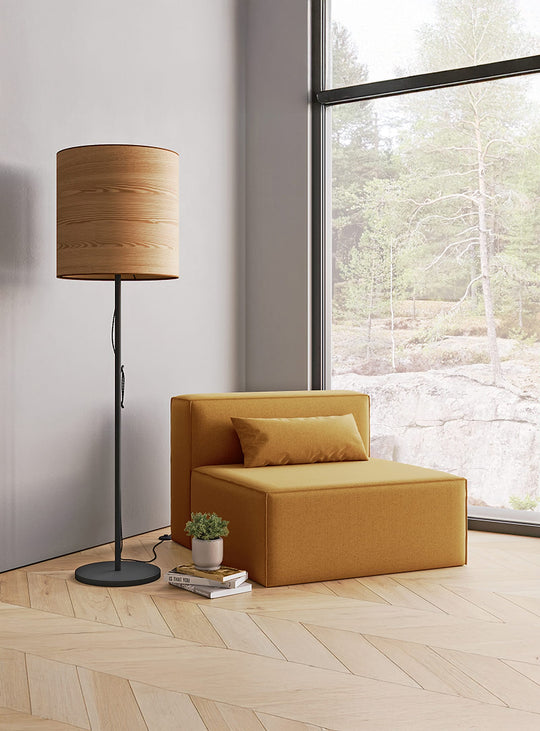 Lampe sur pied Milton Gus* Modern, parfaite pour créer une lumière douce et accueillante.