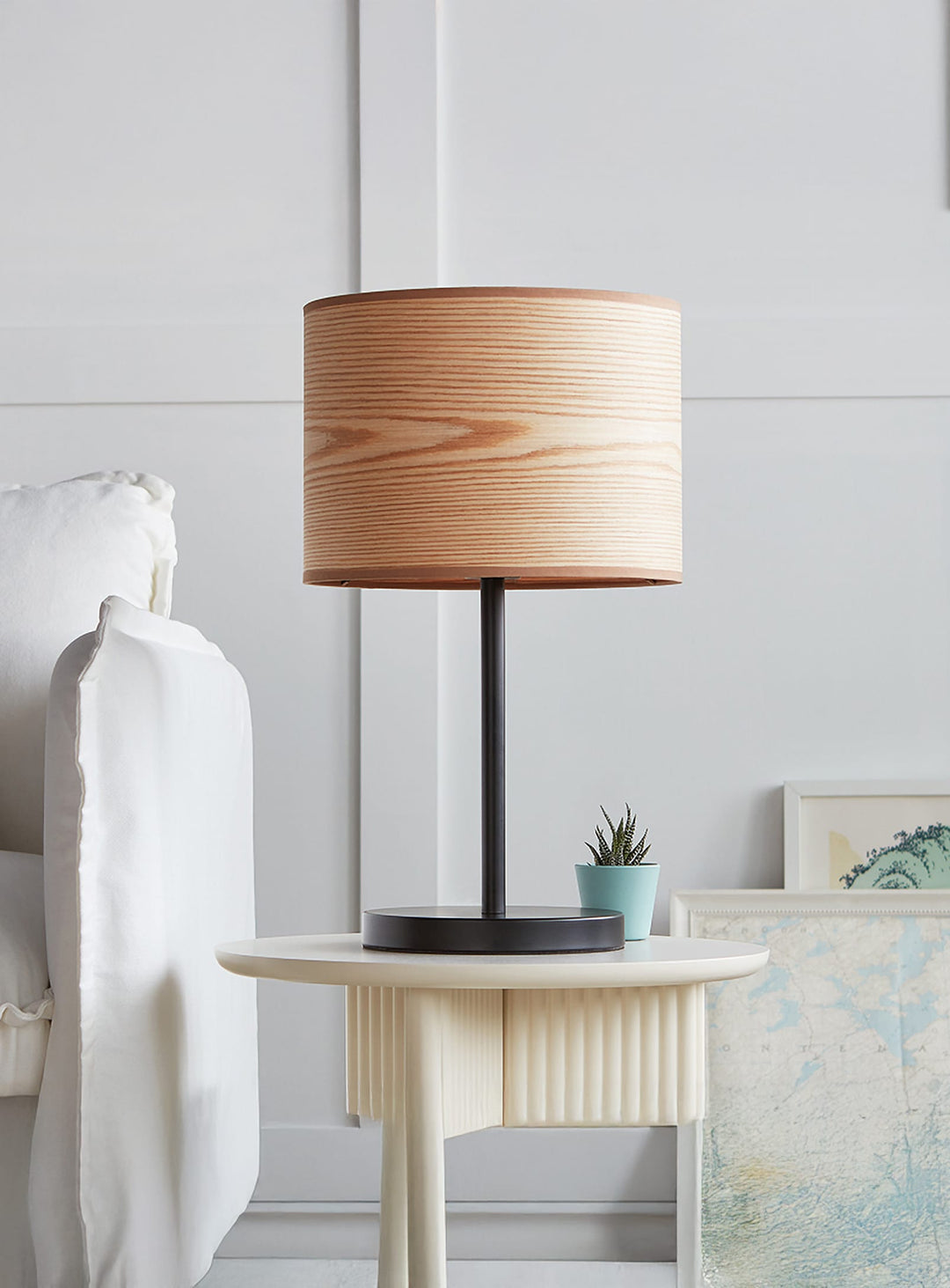 Lampe de table Milton Gus* Modern, idéale pour éclairer un coin sombre avec style.