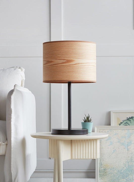 Lampe de table Milton Gus* Modern, idéale pour éclairer un coin sombre avec style.