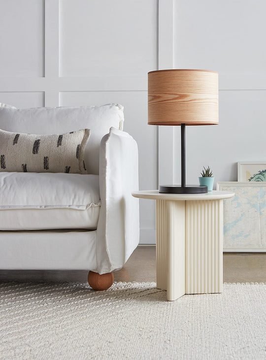 Lampe de table Milton Gus* Modern, abat-jour en bois naturel et ambiance chaleureuse.