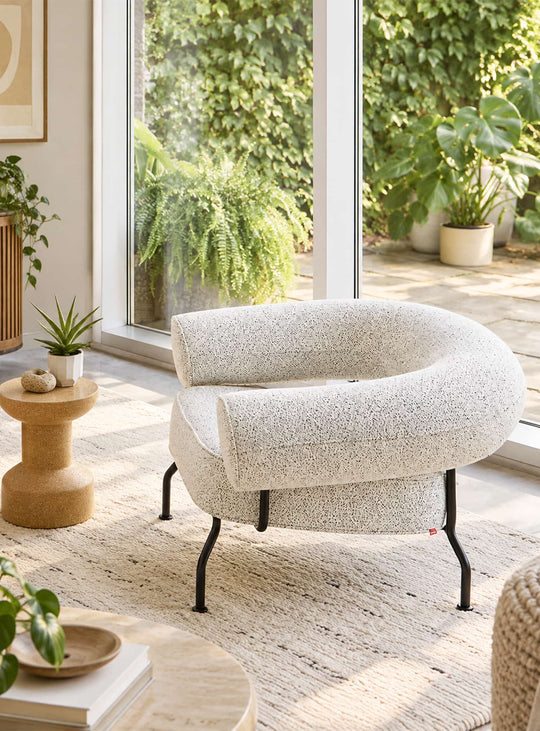 Fauteuil Mirador de Gus* Modern avec accoudoirs enveloppants. Assise et dossier rembourrés. jubilee dalmation